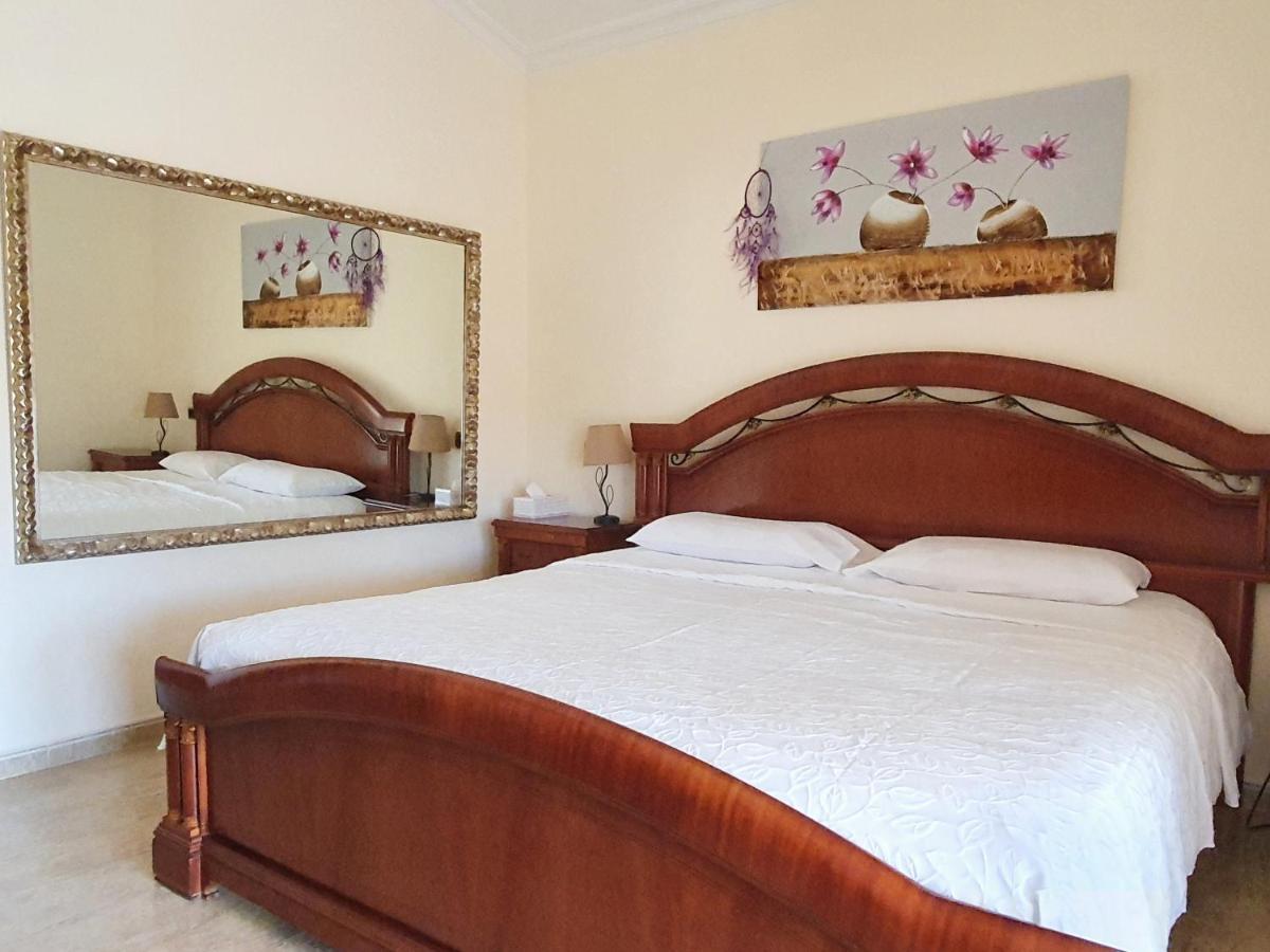 Tres Palmeras En Alfaz Del Pi , Albir, Benidorm * L'Alfas del Pi